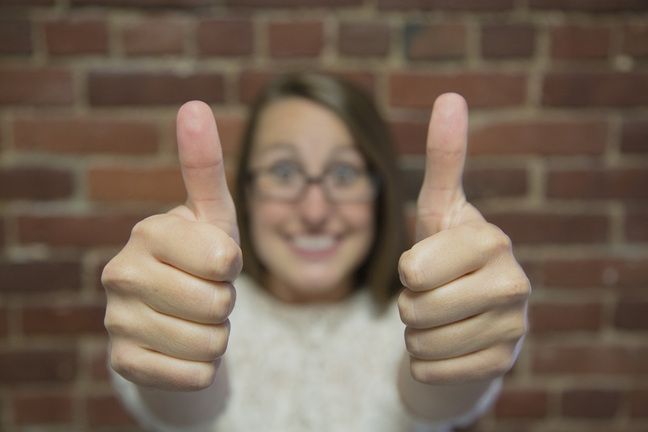 woman holding thumbs up